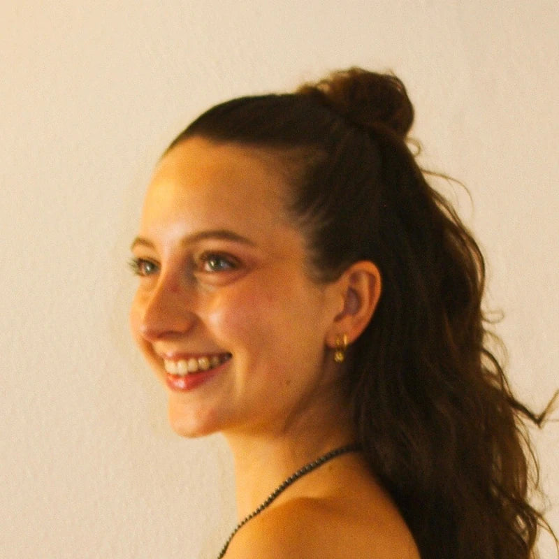 Lou, fondatrice de Psolys, souriante, les cheveux attachés